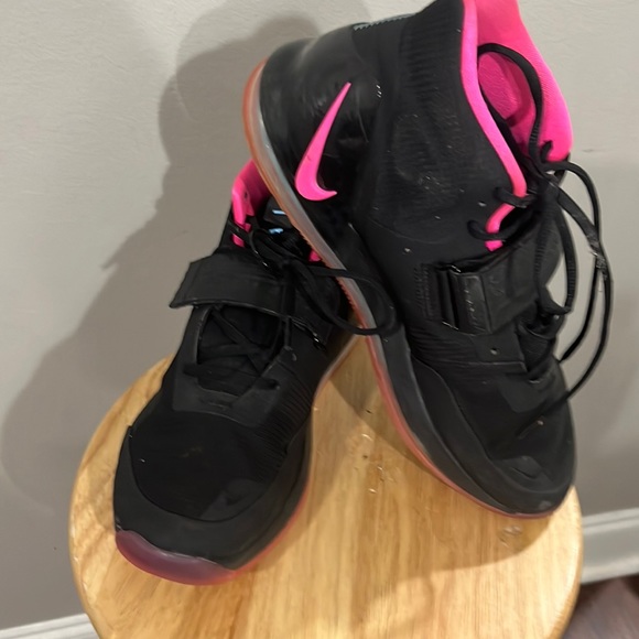 Nike - Picture 3 of 6